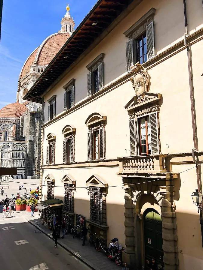 Duomo Suites Florencia Apartahotel